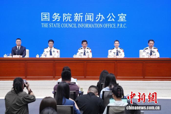 7月30日,中国国务院新闻办公室在北京举行“高质量完成‘十四五’规划”系列主题新闻发布会,公安部副部长、国家移民管理局局长王志忠,国家移民管理局公民出入境管理司司长熊树人、边防检查管理司司长池景阳、外国人管理司负责人柳佳介绍“十四五”时期中国移民管理工作发展成就,并答记者问。 中新社记者 张祥毅 摄 7月30日,中国国务院新闻办公室在北京举行“高质量完成‘十四五’规划”系列主题新闻发布会,公安部副部长、国家移民管理局局长王志忠,国家移民管理局公民出入境管理司司长熊树人、边防检查管理司司长池景阳、外国人管理司负责人柳佳介绍“十四五”时期中国移民管理工作发展成就,并答记者问。 中新社记者 张祥毅 摄